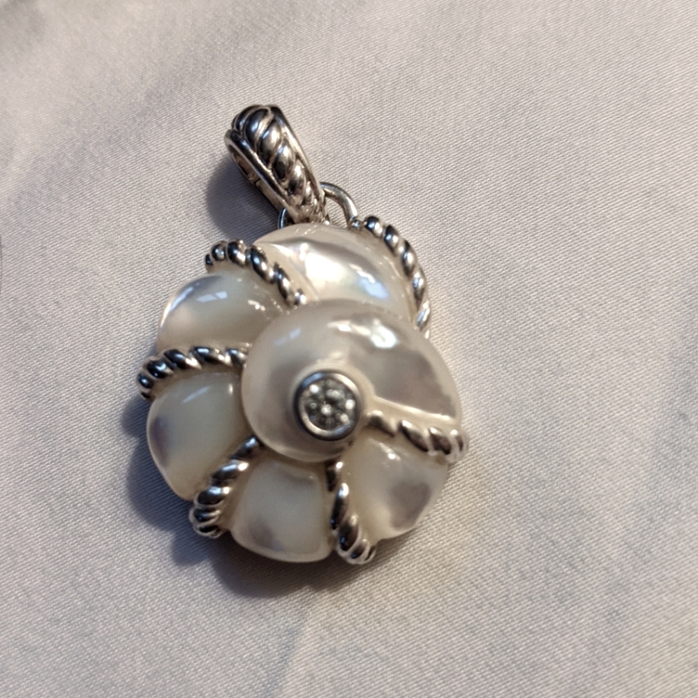 Silver and pearl pendant